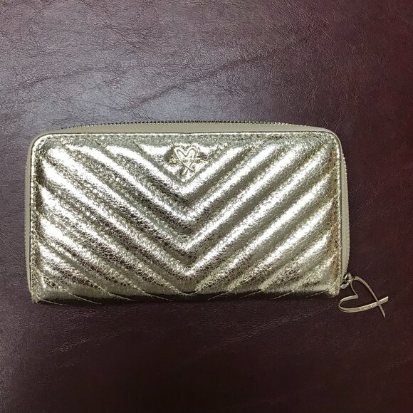 VICTORIA'S SECRET SMALL METALLIC GOLD EVENING WALLET - Picture 1 of 4